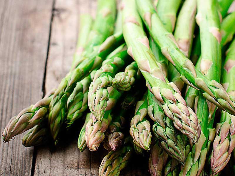 Asparagus - منابع غذایی سرشار از اسید فولیک برای تامین نیاز بدن به فولات