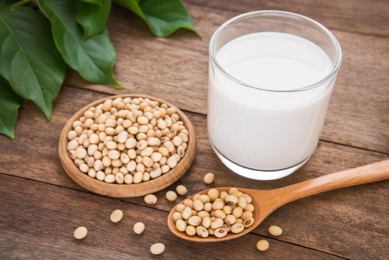 soybean milk - منابع غذایی سرشار از ویتامین D و تامین ویتامین D مورد نیاز بدن