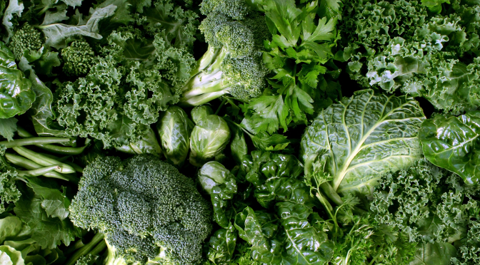 v8 juice kale green vegetables crop 154023704 - مواد غذایی سرشار از ویتامین آ و چند توصیه برای دریافت ویتامین آ بیشتر
