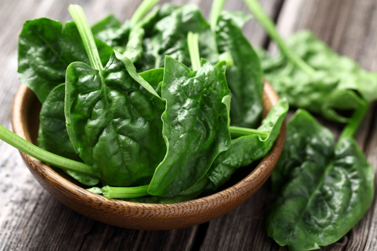 Benefits of Spinach for Hair Growth - مواد غذایی سرشار از ویتامین C برای تامین میزان ویتامین C مورد نیاز بدن
