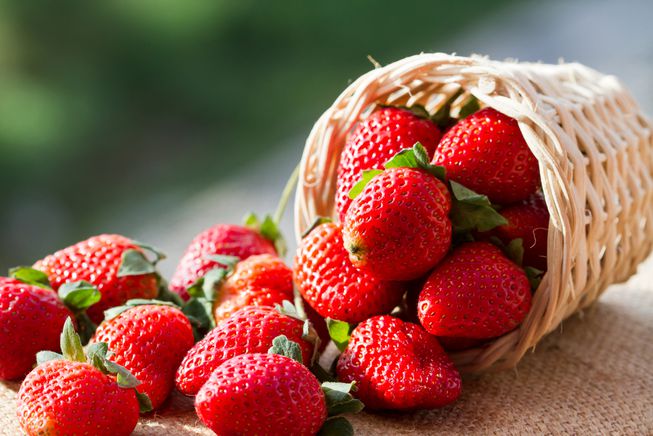 strawberries basket.jpg.653x0 q80 crop smart - مواد غذایی سرشار از ویتامین C برای تامین میزان ویتامین C مورد نیاز بدن