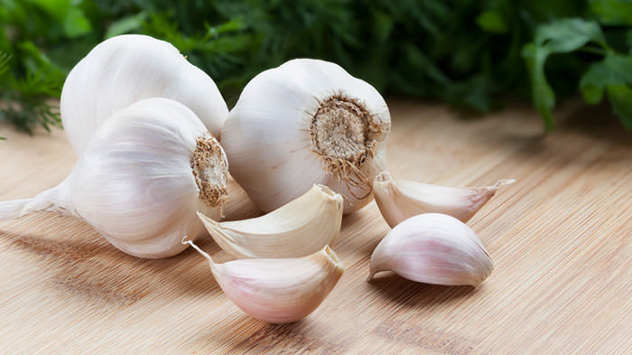 garlic - فهرستی از مواد غذایی که باعث کنترل فشار خون بالا می شود