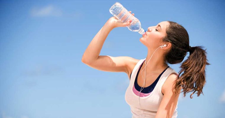 1444809260girl drinking bottled water 760x400 - غذاهای عضله ساز راهی برای داشتن عضلاتی قوی