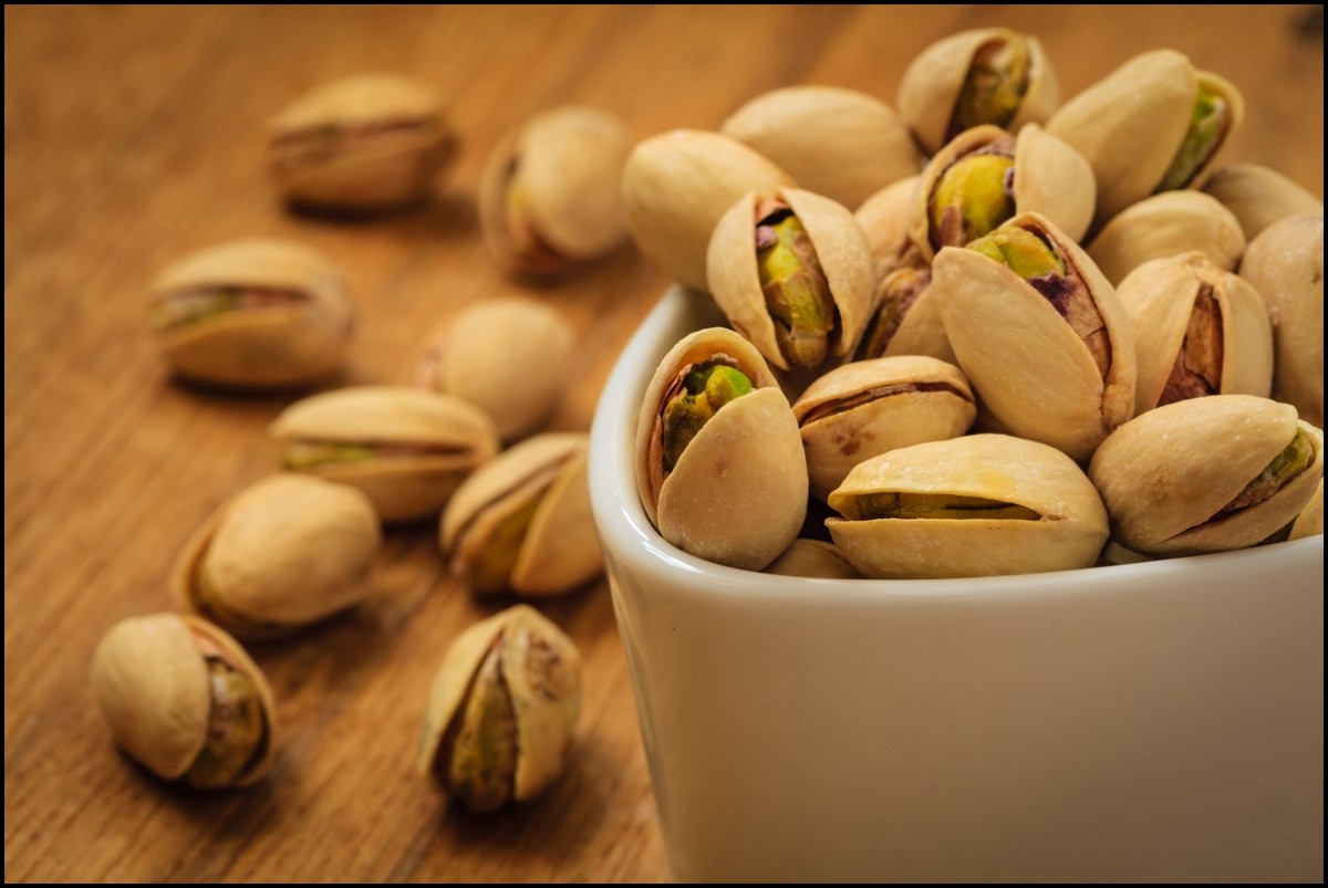 Roasted pistachio nuts seed with shell close up - بهترین مواد غذایی فیبردار برای کاهش وزن و سلامت دستگاه گوارش
