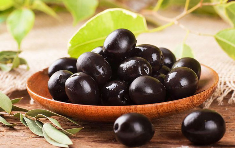 black olives - بهترین مواد غذایی فیبردار برای کاهش وزن و سلامت دستگاه گوارش
