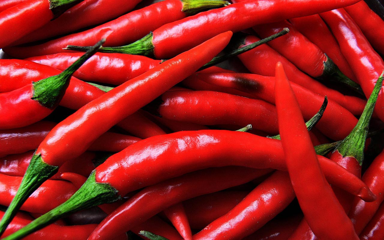 chili peppers hd widescreen wallpapers 1280x800 - خوراکی‌های مفید برای حفظ سلامت چشم و راه های مراقبت از چشم