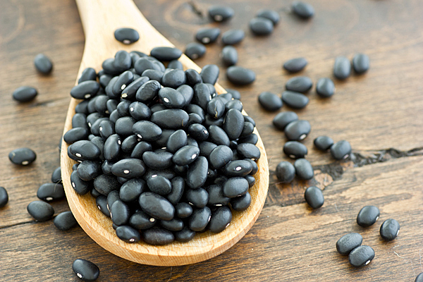 dried black beans - بهترین مواد غذایی فیبردار برای کاهش وزن و سلامت دستگاه گوارش