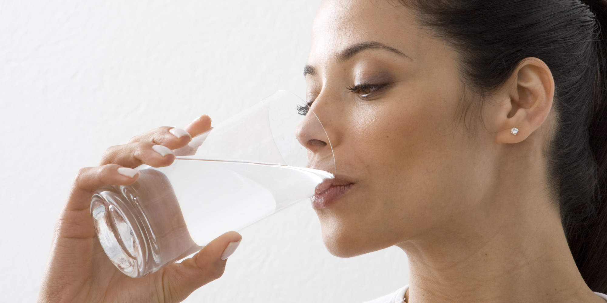 woman drinking water - فهرستی از مواد غذایی که باعث کنترل فشار خون بالا می شود