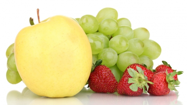 grape apple strawberry tasty fruit 71379 602x339 - مواد غذایی مفید برای ایمنی در برابر آلودگی هوا