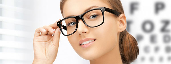 wearing glasses - خوراکی‌های مفید برای حفظ سلامت چشم و راه های مراقبت از چشم