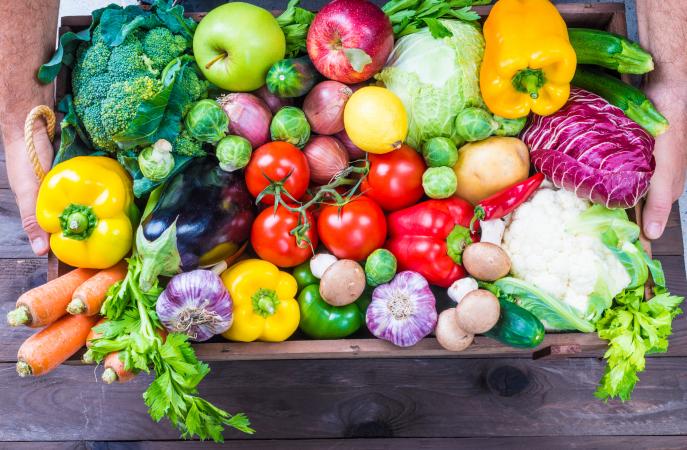 201802 687x450 produce - ۱۳ نکته برای کاهش کلسترول با رژیم غذایی