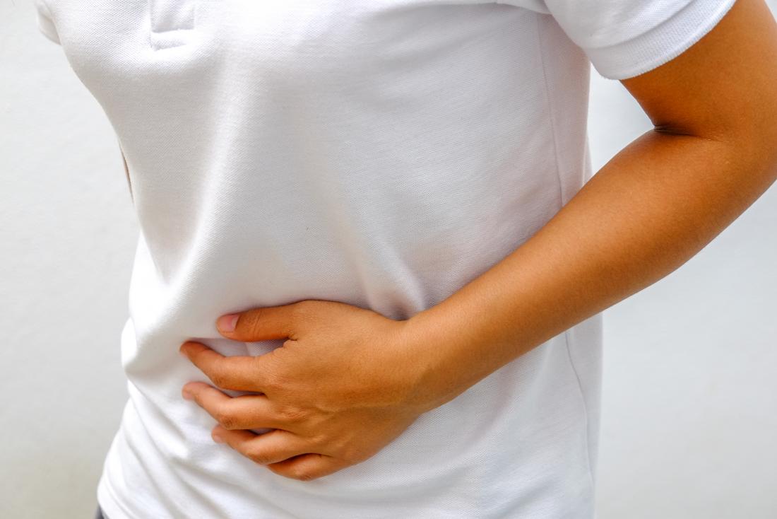 stomach pain in person clutching stomach - رژیم غذایی در بیماری کرون و توصیه های تغذیه ای برای بهبود بیماری