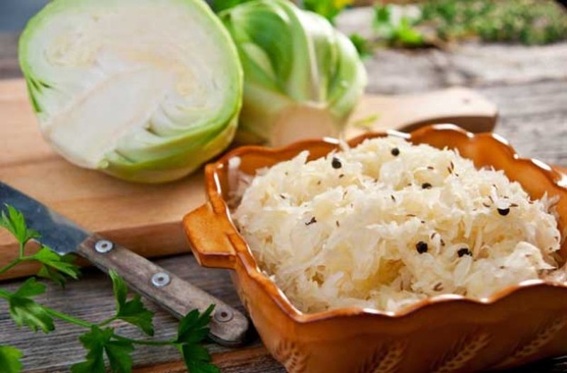 49 sauerkraut - غذاهایی حاوی آنزیم های گوارشی طبیعی که به هضم غذا کمک می کنند