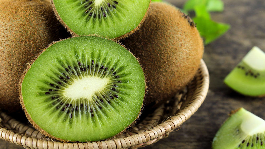 Benefits Of Kiwifruits 17 Reasons Why You Should Try Them - غذاهایی حاوی آنزیم های گوارشی طبیعی که به هضم غذا کمک می کنند