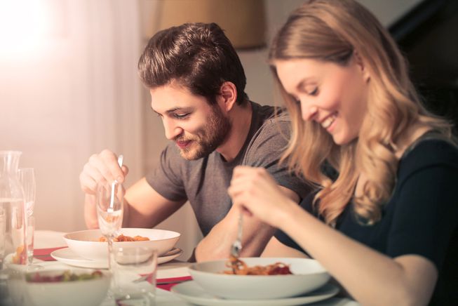 couple eating dinner.jpg.653x0 q80 crop smart - علت چاق شدن بعد از ازدواج در خانم‌ها و راه جلوگیری از آن