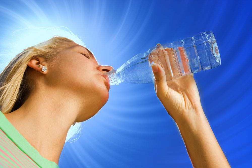 drinking water - چاقی صورت با تغذیه ؛ خوراکی های مفید که باعث چاقی صورت می شود