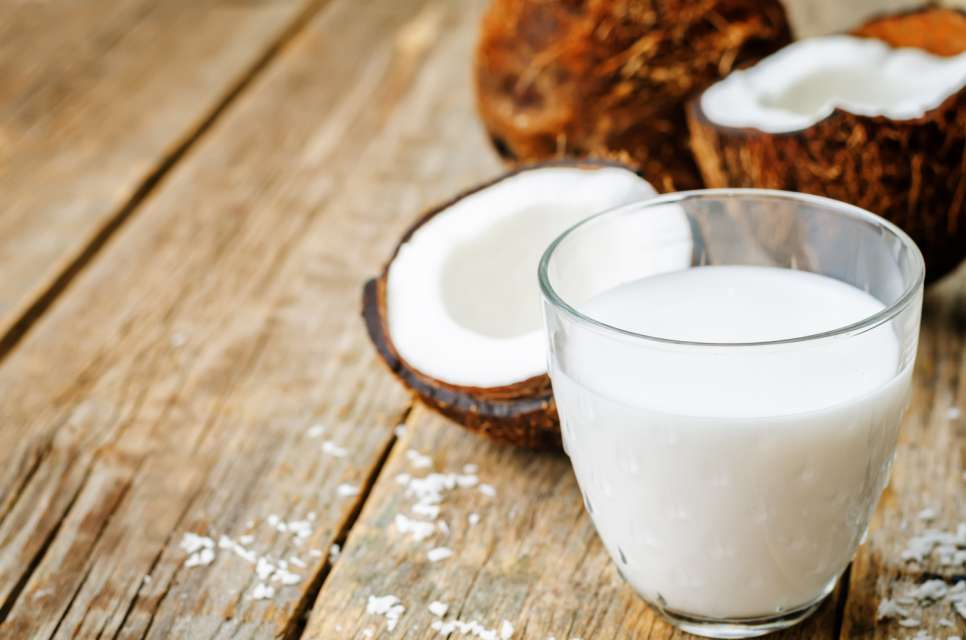 howtomakeeasycoconutmilkathomein5minutes - جایگزین های شیر برای کسانی که دچار عدم تحمل لاکتوز هستند