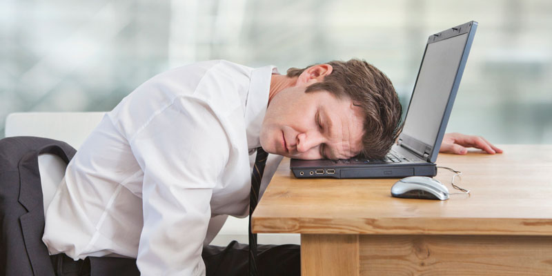 man sleeping - علائم هشدار دهنده و نشانه های کمبود ویتامین در بدن