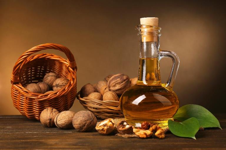 walnuts oil 1 - ۲۱ ماده غذایی مفید برای درمان و کاهش درد بیماران مبتلا به روماتیسم مفصلی
