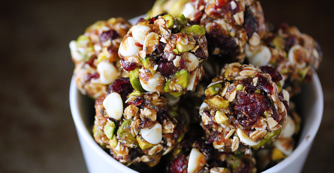 cranberry pistachio energy bites - غذاهای انرژی زا : خوراکی هایی که به شما انرژی می دهند