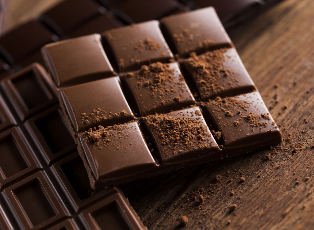 dark chocolate bar squares - غذاهای انرژی زا : خوراکی هایی که به شما انرژی می دهند