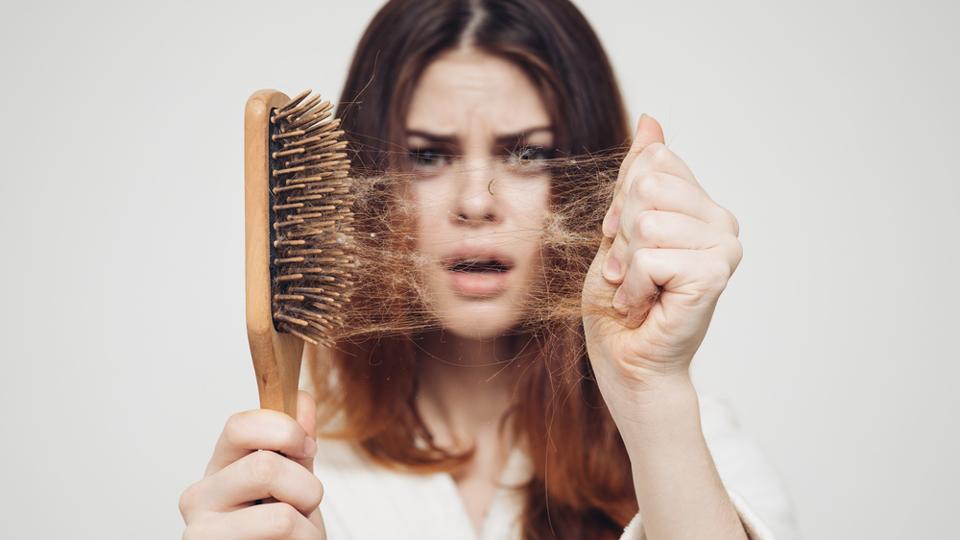 Best tips to stop and prevent the hair fall - عوارض ناشی از رژیم‌های لاغری سخت و غیر اصولی
