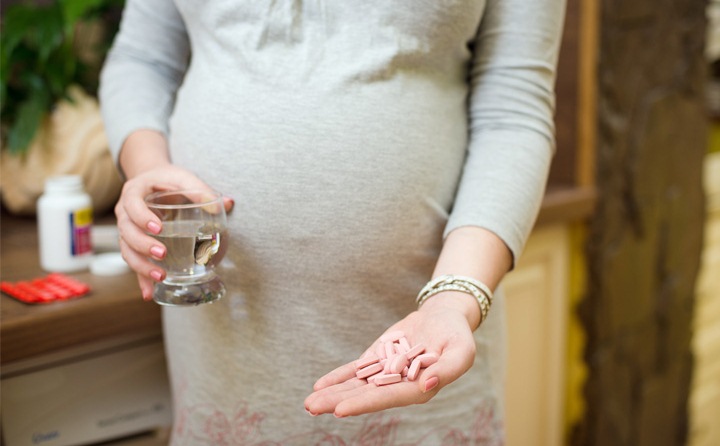 6592 pregnant woman with tablet1 - ویتامین‌ها و مکمل های مورد نیاز در دوران بارداری
