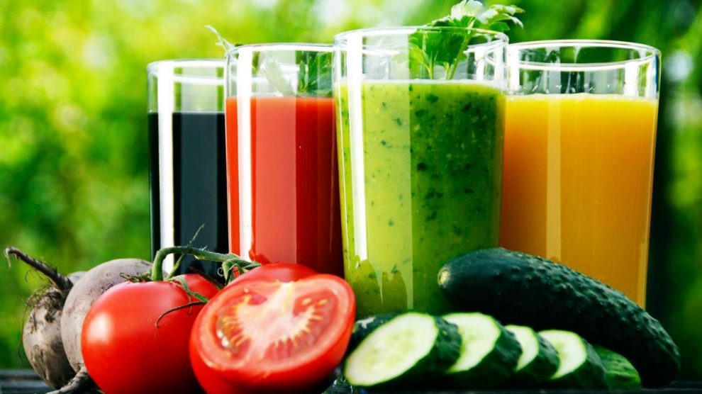 liquid diet fruit juice 990x556 - نکات تغذیه ای که مبتلایان به کیست سینه باید رعایت کنند