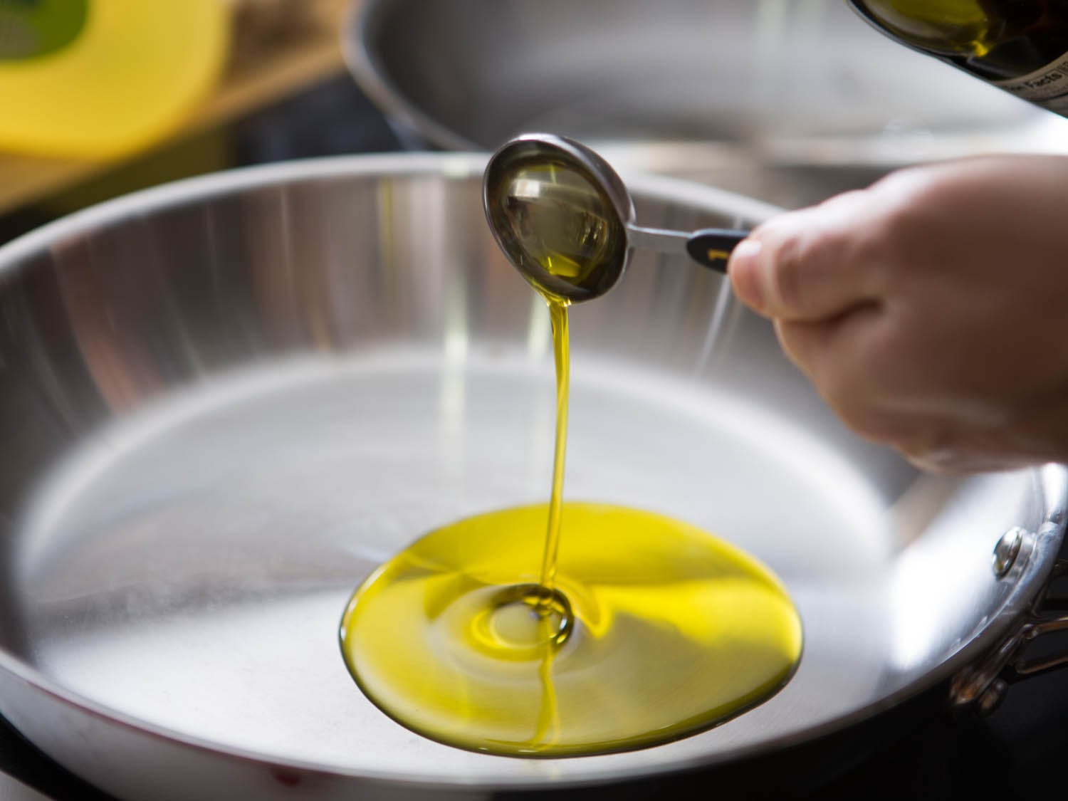 cooking olive oil min - کاهش وزن بدون رژیم لاغری : چگونه بدون رژیم، لاغر شویم؟