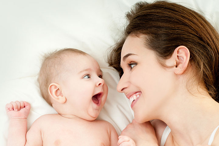 Happy Mother And Happy Baby In The Bed - عوامل ژنتیکی و چاقی: ژن‌هایی که از مادر به ارث می‌بریم مانع بروز چاقی می‌شود.