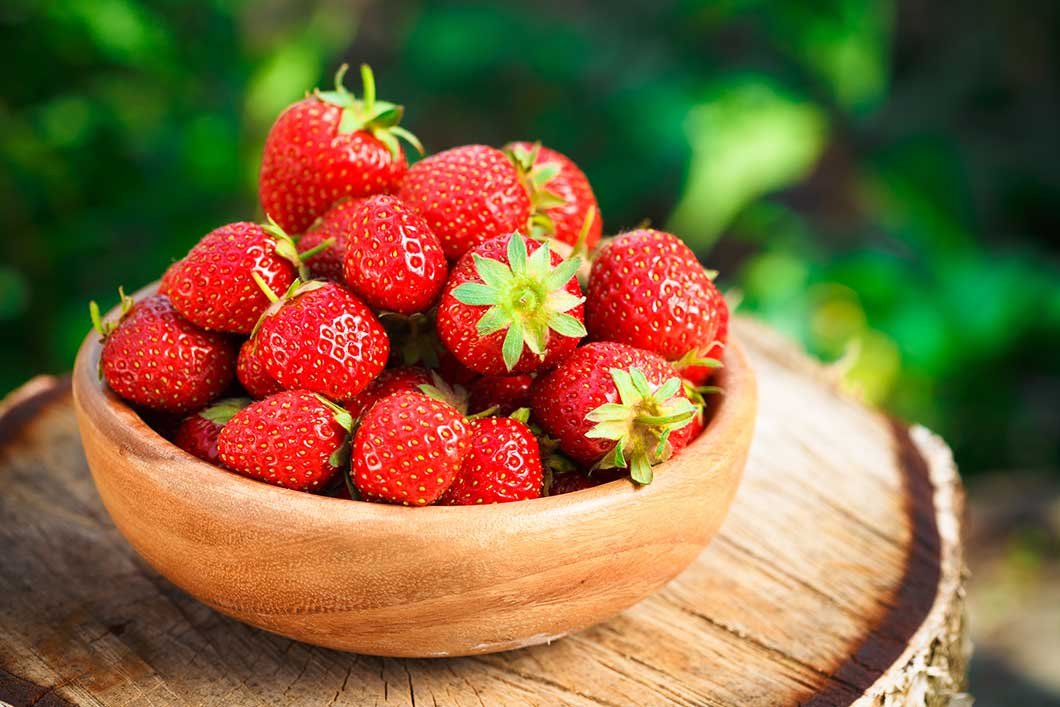 bs strawberries in bowl - آشنایی با مواد غذایی تامین کننده آب بدن