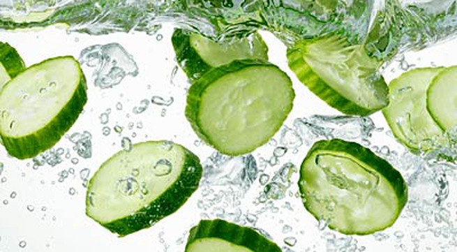 cucumber hydrating food 400x400730a3148a1dd4832a0d - آشنایی با مواد غذایی تامین کننده آب بدن