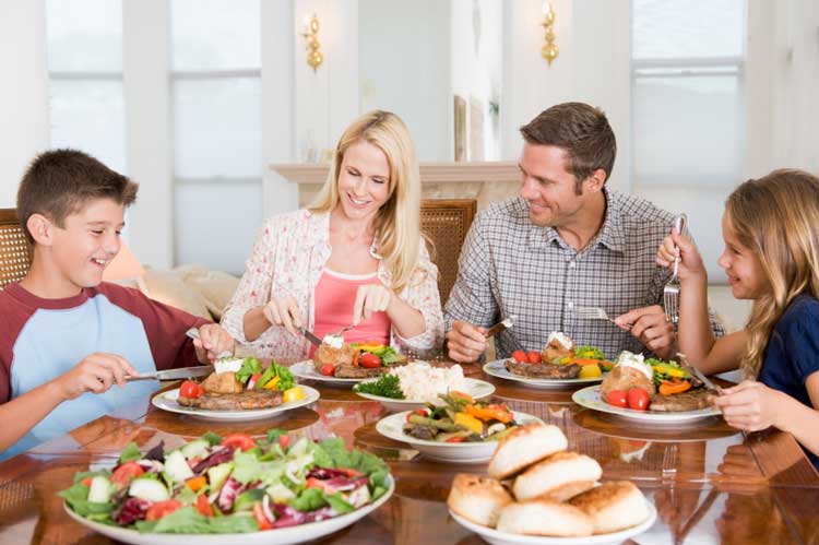 Family Enjoying meal together - کالری خوابیدن ؛ در طول خواب چه مقدار کالری می سوزانیم؟ 