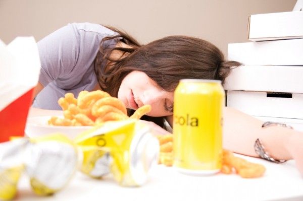 fastfood - چرا بعد از غذا خوردن احساس خستگی و خواب آلودگی می کنیم؟