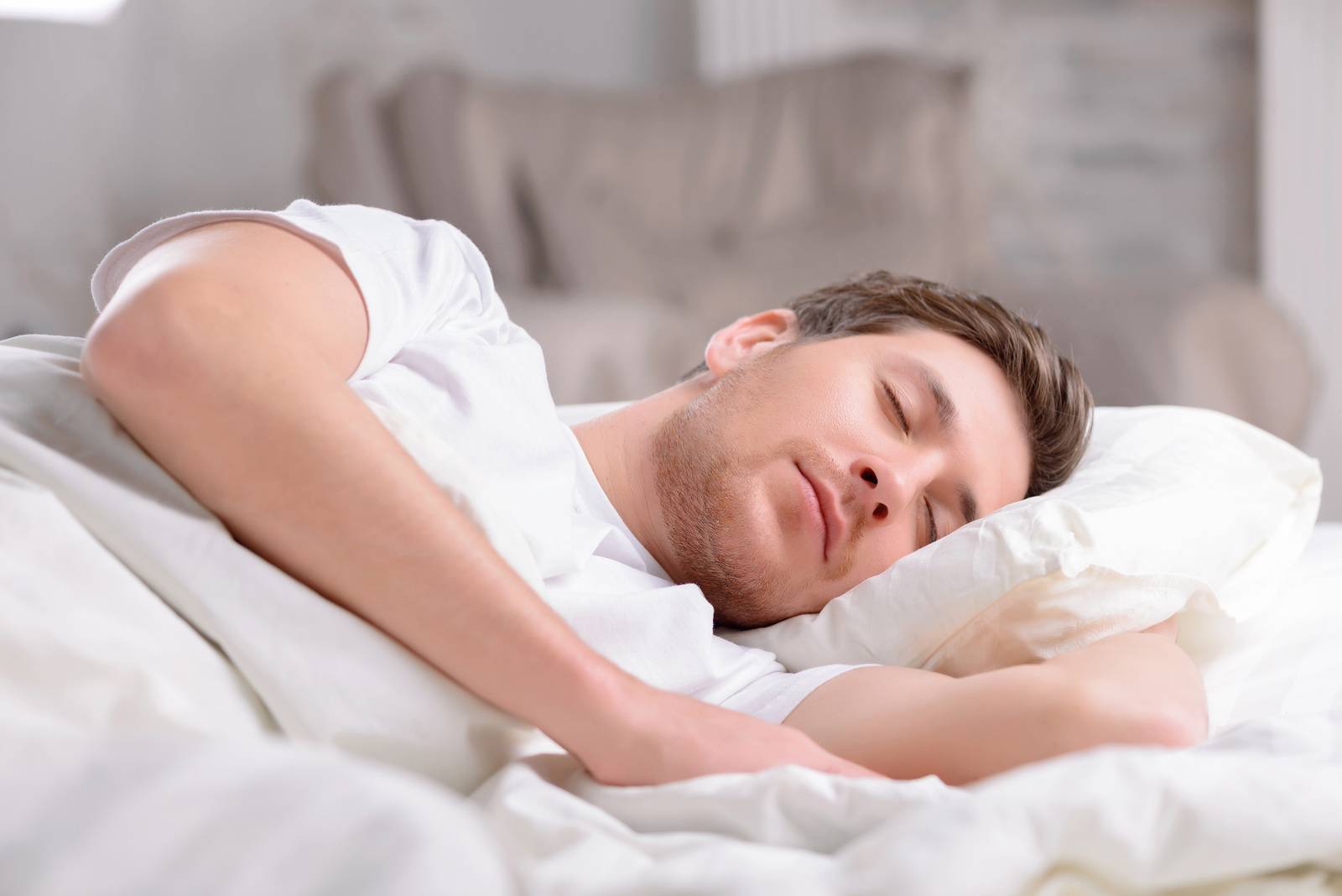 bigstock Handsome sleeps in his bed 107391704 - بدن سالم و قوی – عوامل موثر بر سلامتی ما