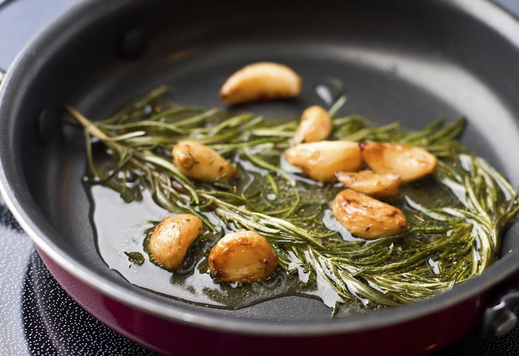 oil2 - برخی اشتباهات ساده حین آشپزی که سبب چاقی شما می شود!