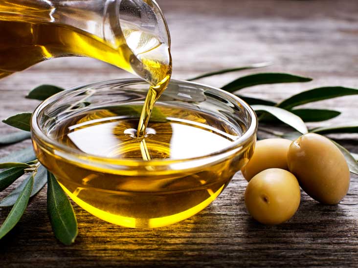 AN257 Pouring Olive Oil 732x549 thumb - بهترین روغن های مخصوص پخت و پز مواد غذایی، برای مبتلایان به فشار خون بالا
