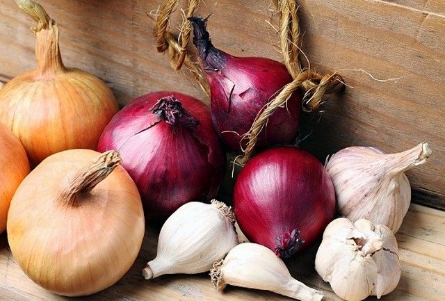 garlic onion - مواد غذایی مفید برای مقابله با عوارض شیمی درمانی