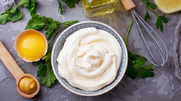 How to Make Healthy Homemade Mayonnaise 600x334 - آیا می توان به سس های رژیمی یا کم چرب اعتماد کرد؟