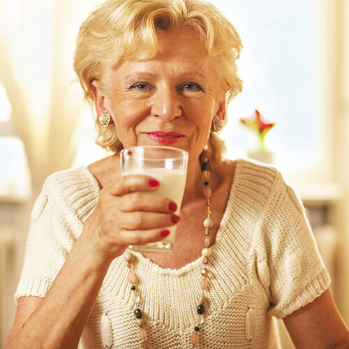 Beautiful Elderly Lady Drinking Milk - تغذیه سالمندان – مصرف کدام غذاها برای سالمندان دشوار است؟