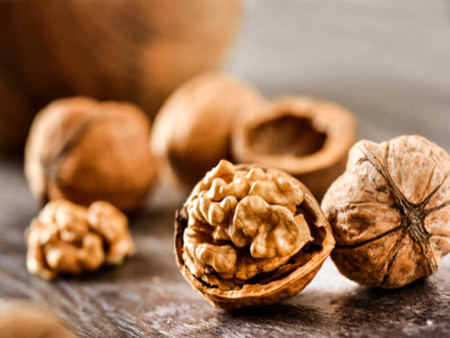 properties nuts3 - مواد غذایی مفید برای تقویت عملکرد مغز با افزایش سن