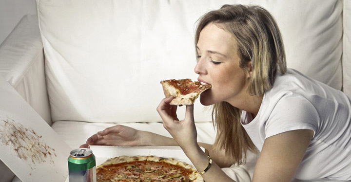 Fat Food Fitshape - غذا خوردن قبل از خواب سبب اضافه وزن می شود