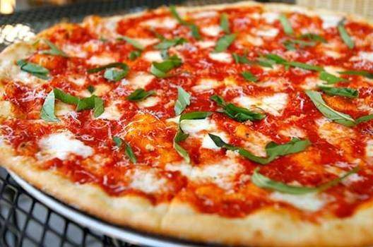 پیتزا رژیمی گوجه‌فرنگی، ریحان و ذرت