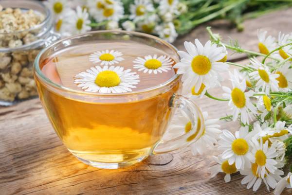 چای بابونه - بهترین نوشیدنی‌ها برای تسکین گلودرد