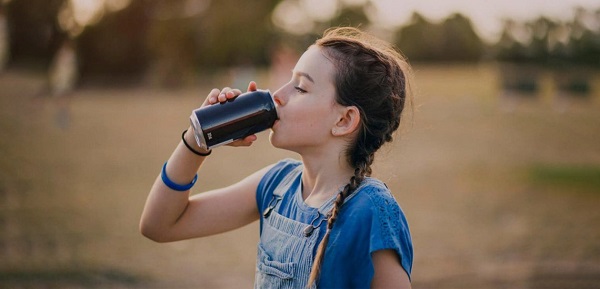 چهار مورد از مضرات نوشیدنی‌های انرژی‌زا برای کودکان