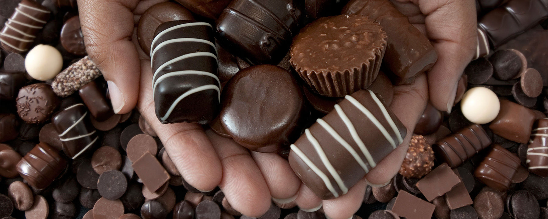 WomansHandsHoldingChocolate SOC - آیا شکلات می تواند عاملی برای سردرد باشد؟