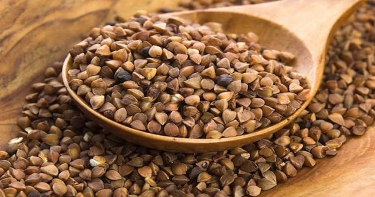 Buckwheat groats in a spoon 760x400 - مواد غذایی سرشار از منیزیم و میزان موجود در آنها