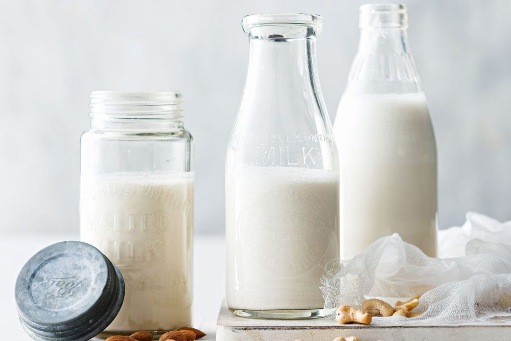 almond milk 109280 1 e1515393458728 - معرفی مواد غذایی سرشار از کلسیم